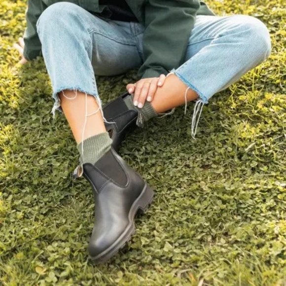 Blundstone Black Premium Leather Chelsea Boots - Picture 2 of 6